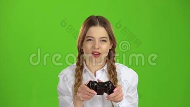 玩家女孩拿着操纵杆。 绿色屏幕